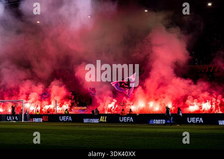 Genk, Belgien. Januar 2026. GENK, BELGIEN - 29. JANUAR: KRC Genk Ultras mit Feuerwerk vor dem Spiel der UEFA Europa League 2025/26 League Phase MD8 zwischen KRC Genk und Malmö FF in der Cegeka Arena am 29. Januar 2026 in Genk, Belgien. (Foto von Gabriel Calvino Alonso/BSR Agency) Credit: BSR Agency/Alamy Live News Stockfoto