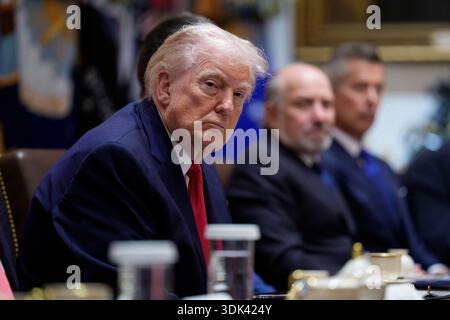 Washington, DC, USA. Januar 2026. US-Präsident Donald J Trump bei einer Kabinettssitzung im Kabinettsaal des Weißen Hauses in Washington, DC, USA, am Donnerstag, den 29. Januar, 2026. Vermerk: Aaron Schwartz/Pool über CNP/dpa/Alamy Live News Stockfoto