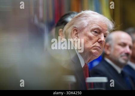 Washington, DC, USA. Januar 2026. US-Präsident Donald J Trump bei einer Kabinettssitzung im Kabinettsaal des Weißen Hauses in Washington, DC, USA, am Donnerstag, den 29. Januar, 2026. Vermerk: Aaron Schwartz/Pool über CNP/dpa/Alamy Live News Stockfoto