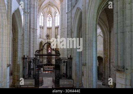 Innenraum und Chor der Abbaye Saint Germain in Auxerre, Burgund, Yonne, Frankreich Stockfoto