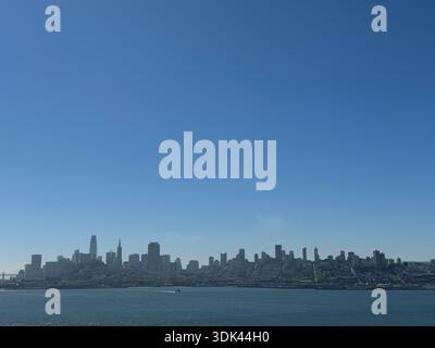 Panoramablick auf die Skyline von San Francisco über die Bucht, Kalifornien, USA. Stockfoto