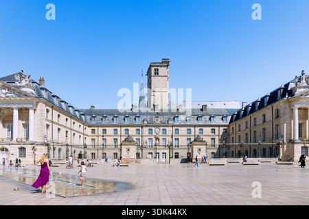 Place de la Liberation mit Brunnen und Herzogspalast von Dijon, Palais des Ducs et des Etats de Bourgogne, Dijon, Burgund, Frankreich Stockfoto