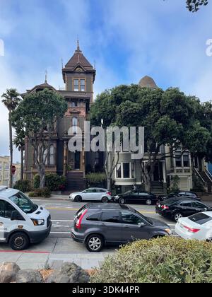 Historische viktorianische Häuser entlang der City Street in San Francisco, Kalifornien, USA. Stockfoto