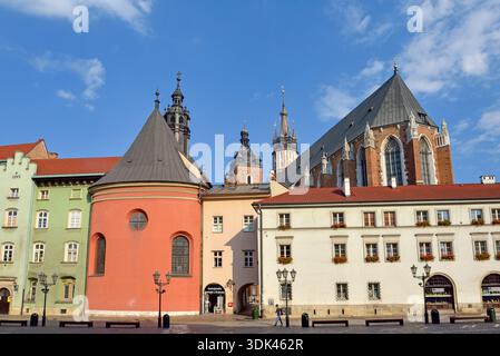 Die Kirche St. Barbara und die Kirche unserer Lieben Frau in den Himmel (auch als Marienkirche bekannt) im Hintergrund, Krakau, Provinz Malopolska Stockfoto