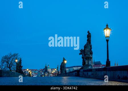 Blick über die Karlsbrücke in die Altstadt bei Nacht, Prag, Tschechische Republik Stockfoto
