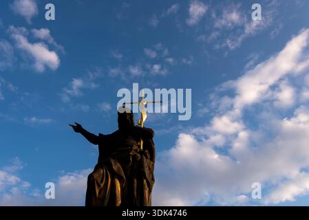 Johannes der Täufer, Statue eines heiligen auf der Karlsbrücke, Prag, Tschechische Republik Stockfoto