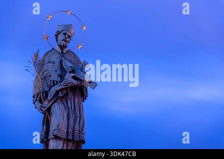 St. Johannes von Nepomuk bei Nacht, Statue des heiligen auf der Karlsbrücke, Prag, Tschechische Republik Stockfoto