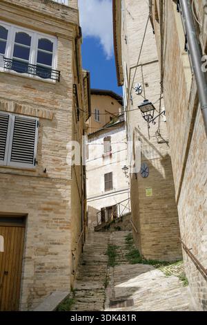 Typische Steinhäuser in der Altstadt von Fermo, in den Marken, Adria, Italien Stockfoto