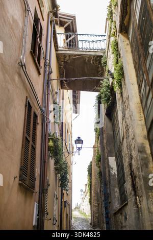 Typische Gasse im historischen Zentrum, Fermo, in den Marken, Adria, Italien Stockfoto