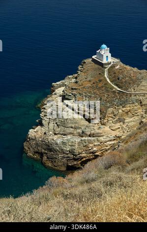 Blick auf die Eftamartyros Kirche, in der Nähe von Kastro, Sifnos Insel, Kykladen, Ägäis, Griechenland Stockfoto