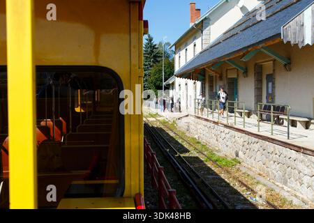 Der gelbe Zug 'Le Train jaune' am Bahnhof Bolquère auf dem Col de la Perche Pass, Ligne de Cerdagne, Prades, Pyrénées Catalanes, Pyrénées-Orientales Stockfoto