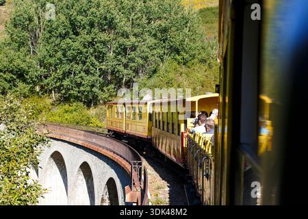 Der gelbe Zug 'Le Train jaune' auf der Brücke Pont Séjourné, Ligne de Cerdagne, Vallée de la Têt, Villefranche-de-Conflent, Pyrénées-Orientales, Okt. Stockfoto