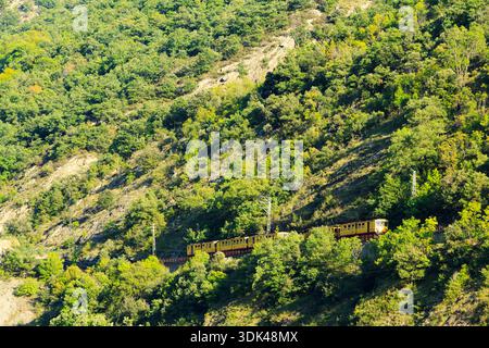Der gelbe Zug „Le Train jaune“, der bergauf fährt, Ligne de Cerdagne, Vallée de la Têt, Villefranche-de-Conflent, Pyrénées-Orientales, Okzitanien, Fr. Stockfoto