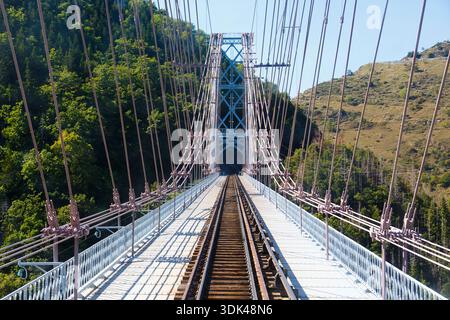 Gleis des gelben Zuges „Le Train jaune“ auf der Brücke Pont Gisclard, Ligne de Cerdagne, Vallée de la Têt, Villefranche-de-Conflent, Pyrénées-Orient Stockfoto