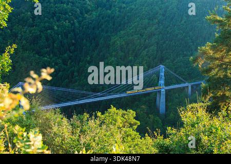 Blick auf den gelben Zug „Le Train jaune“ auf der Brücke Pont Gisclard, Ligne de Cerdagne, Vallée de la Têt, Villefranche-de-Conflent, Pyrénées-Orienta Stockfoto