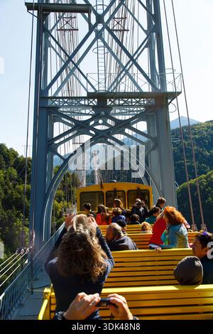 Der gelbe Zug „Le Train jaune“ auf der Brücke Pont Gisclard, Ligne de Cerdagne, Vallée de la Têt, Villefranche-de-Conflent, Pyrénées-Orientales, Okt. Stockfoto