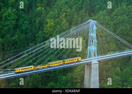 Blick auf den gelben Zug „Le Train jaune“ auf der Brücke Pont Gisclard, Ligne de Cerdagne, Vallée de la Têt, Villefranche-de-Conflent, Pyrénées-Orienta Stockfoto