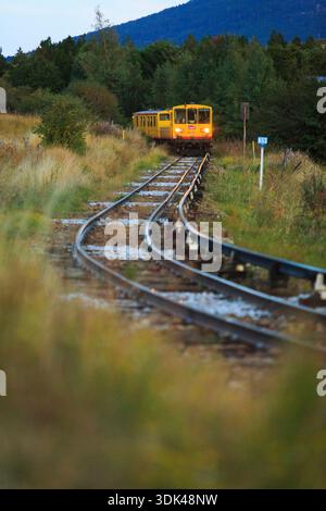 Der gelbe Zug „Le Train jaune“, Ligne de Cerdagne, Vallée de la Têt, Villefranche-de-Conflent, Pyrénées-Orientales, Occitania, Frankreich Stockfoto