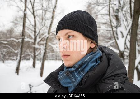 Nahporträt des jungen Mannes im Winterpark Stockfoto