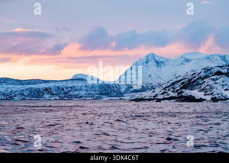 Norwegen, Fylke Troms, Skjervøy, Kvænangen, Landschaft bei Sonnenaufgang Stockfoto