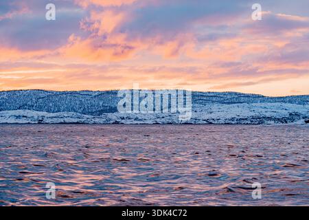 Norwegen, Fylke Troms, Skjervøy, Kvænangen, Landschaft bei Sonnenaufgang Stockfoto
