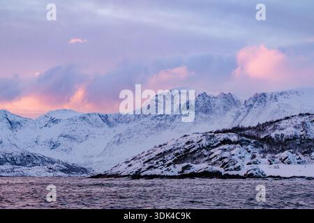 Norwegen, Fylke Troms, Skjervøy, Kvænangen, Landschaft bei Sonnenaufgang Stockfoto