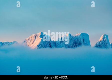 Norwegen, Fylke Troms, Skjervøy, Kvænangen, schneebedeckte Berge Stockfoto