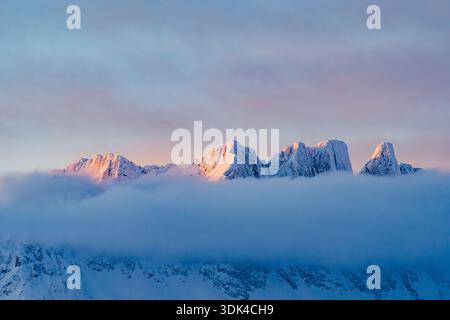Norwegen, Fylke Troms, Skjervøy, Kvænangen, schneebedeckte Berge Stockfoto