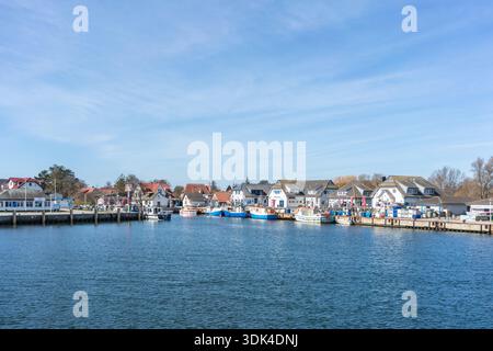 Das kleine Fischerdorf Vitte auf der Insel Hiddensee in Norddeutschland bei Frühlingssonne, Mecklenburg-Vorpommern, Deutschland, Europa Stockfoto