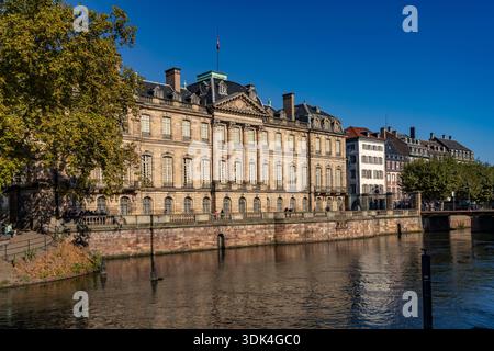 Palais Rohan und der Ill in Straßburg, Elsass, Frankreich Stockfoto