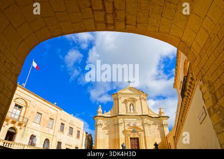 Der Eingang zur Zitadelle mit der Kathedrale der Himmelfahrt von Maria, Victoria, Gozo, Malta Stockfoto
