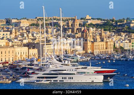 Blick vom Victoria Gate in Valletta in Richtung Birgu Waterfront, Valletta, Malta Stockfoto