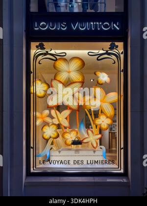 Louis Vuitton Schaufenster auf der Avenue Montaigne in Paris, Frankreich Stockfoto