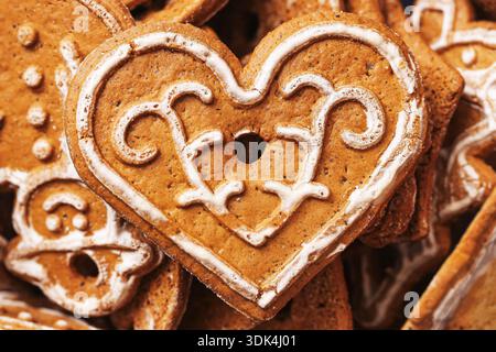 Lebkuchenherz-Keks mit dekorativer Glasur-Nahaufnahme. Traditionelles Weihnachtsgebäck. Festliches Dessert-Symbol für Feiertage. Handgemachte süße Gebäckstücke. Stockfoto