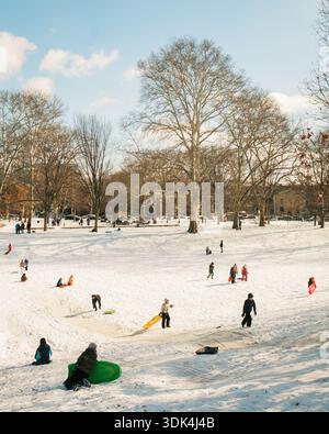 Im Clark Park, Philadelphia, Pennsylvania, fahren die Leute im Schnee Stockfoto