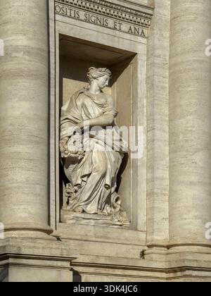 Die Statue des Überflusses (oder Fruchtbarkeit) ist Teil des barocken Trevi-Brunnens, entworfen von Nicola Salvi in Rom, Italien Stockfoto