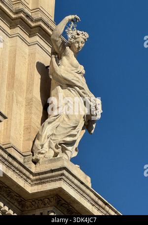 Eine der allegorischen Statuen befindet sich auf dem Dachgeschoss des Trevi-Brunnens in Rom, Italien Stockfoto
