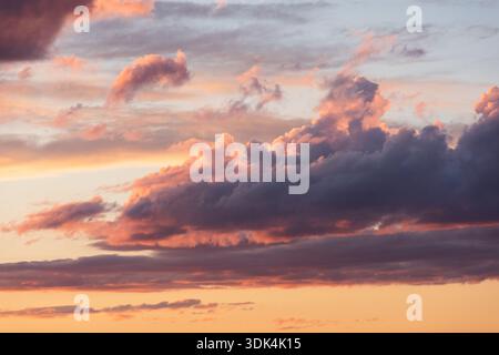 Wunderschöner Sommersonnenuntergangshimmel, lila, rosa, orange und blaue Schattierungen, Wolkenlandschaft Stockfoto