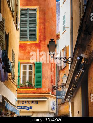Niedriger Blick auf farbenfrohe Häuser mit Fensterläden, Old Nice, Alpes Maritimes, Cote D'Azur, Frankreich Stockfoto