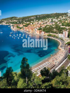 Blick aus der Vogelperspektive auf eine Bucht mit türkisfarbenem Wasser und eine Stadt am Hügel, Villefranche-Sur-Mer, Alpes Maritimes, Cote d'Azur, Frankreich, Frankreich Stockfoto