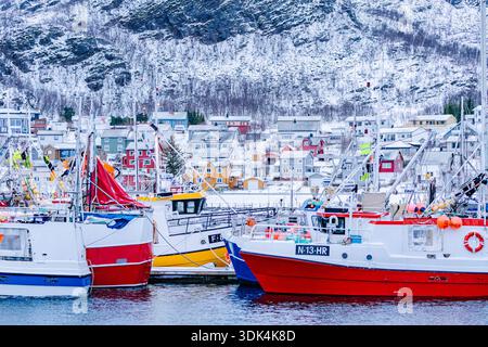 Norwegen, Fylke Troms, Skjervøy, schneebedeckte Landschaft, Boote, Hafen Stockfoto
