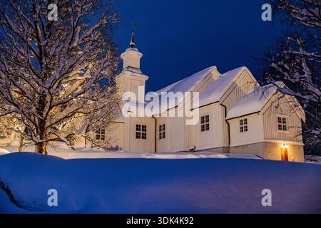 Norwegen, Fylke Troms, Skjervøy, Winterlandschaft, Kirche Stockfoto