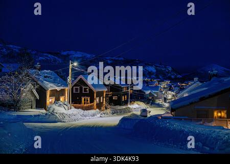Norwegen, Fylke Troms, Skjervøy, schneebedeckte Landschaft, Dorf, Straße Stockfoto