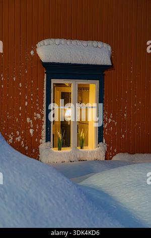 Norwegen, Fylke Troms, Skjervøy, Winterlandschaft, Kiilgårdenin Skjervøy, Kulturzentrum von Skjervøy, Fenster Stockfoto