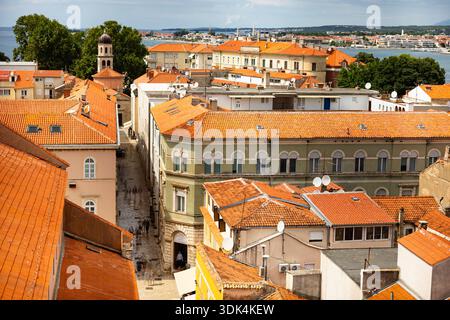 Panoramablick auf das Forum Romanum vom Glockenturm der Kathedrale St. Anastasia in Zadar, Kroatien Stockfoto