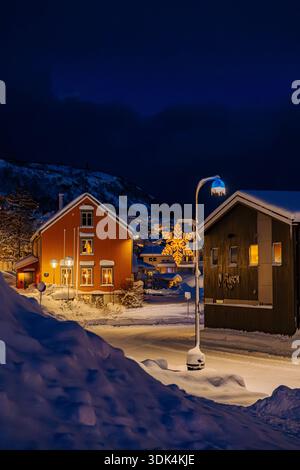 Norwegen, Fylke Troms, Skjervøy, Winterlandschaft, Kiilgårdenin Skjervøy, Kulturzentrum von Skjervøy, Straßenbeleuchtung Stockfoto