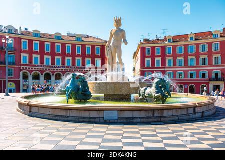 Flacher Frontalblick auf den Sonnenbrunnen, Place Massena. Nizza, Alpes Maritimes, Cote D'Azur, Frankreich Stockfoto