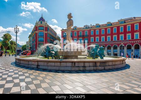 Low AngleSide Blick auf den Sonnenbrunnen, Place Massena, Nizza, Alpes Maritimes, Cote D'Azur, Frankreich Stockfoto