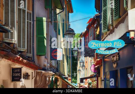 Flacher Blick auf eine Straße in der Altstadt von Antibes mit traditionellen mediterranen Fenstern und Hausfarben, Alpes Maritimes, Cote d'Azur, Frankreich Stockfoto