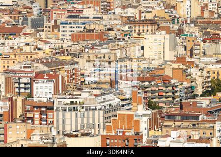 Blick auf Barcelona vom Glories Tower am Sommertag Stockfoto